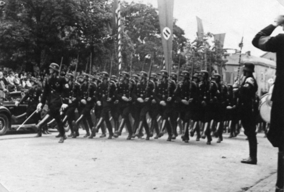 Parade of the SS in Weimar